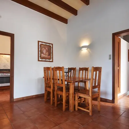 Maria Villa *